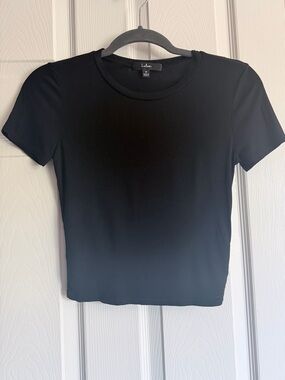 Lulu's Black Crewneck Short Sleeve Tee Medium